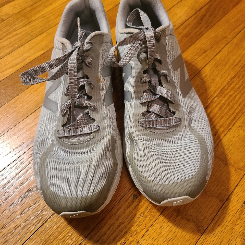 New Balance running walking shoes youth girls size 4 women's 5.5. Gray pink